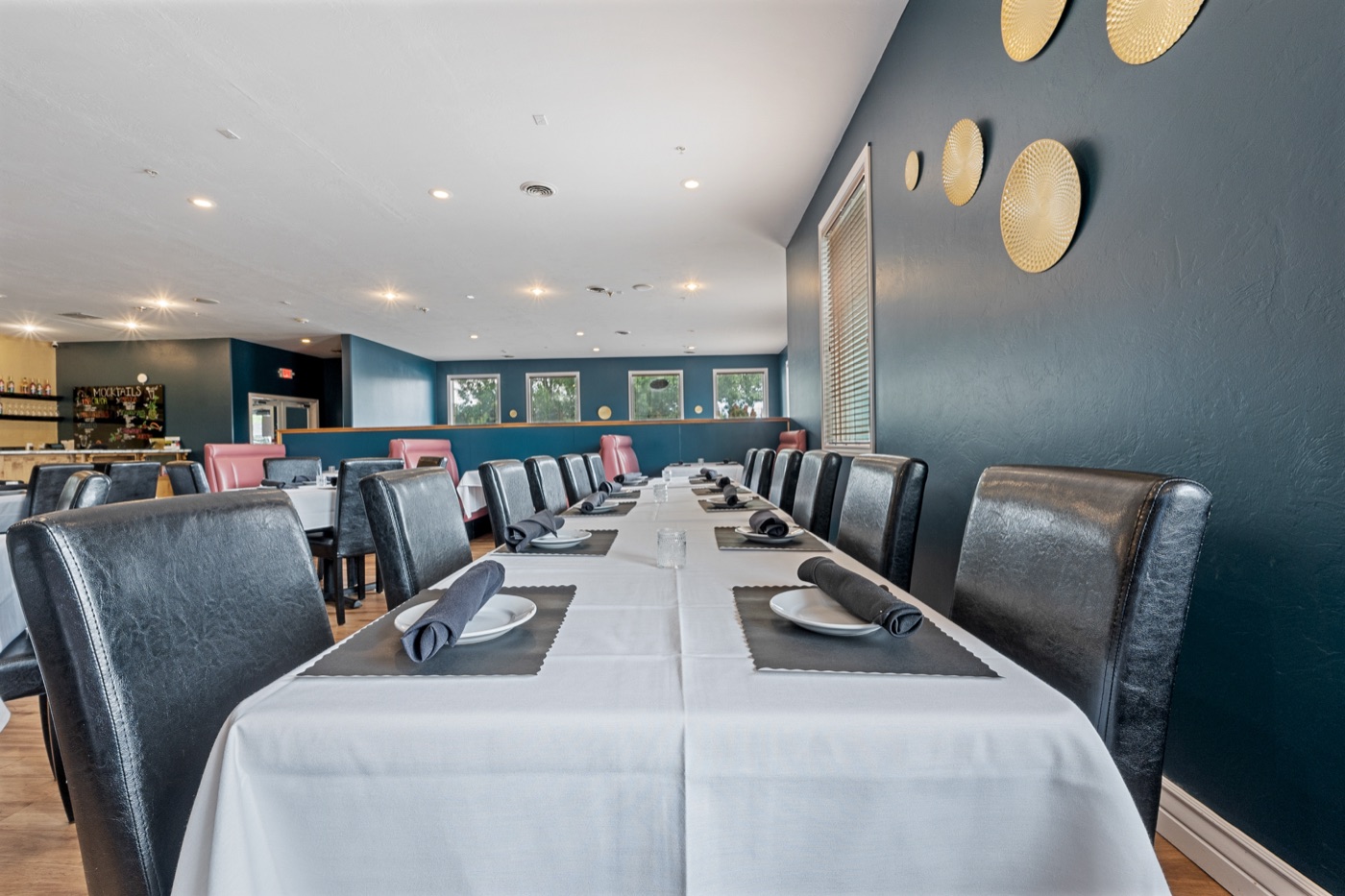 Long table seating in main dining hall